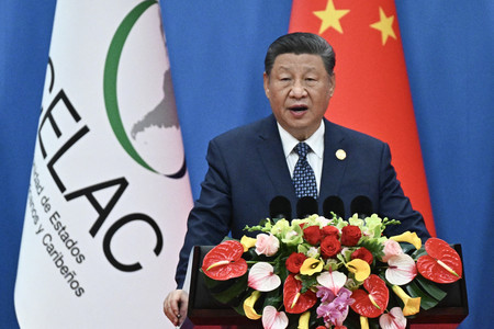 13日、北京で開かれた中南米カリブ海諸国共同体(CELAC)との閣僚級会合の開幕式で演説する中国の習近平国家主席(AFP時事)
