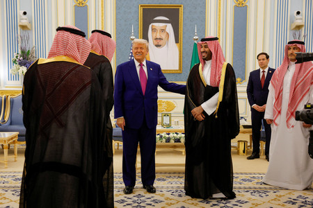 13日、リヤドでサウジアラビアのムハンマド皇太子(中央右)の歓迎を受けるトランプ米大統領(同左)(ロイター時事)