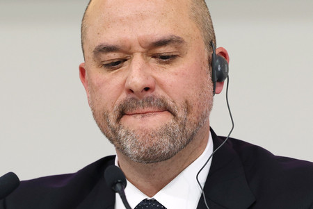 記者会見で厳しい表情を見せる日産自動車のイバン・エスピノーサ社長=13日午後、横浜市西区