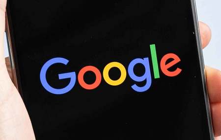 スマートフォン画面に表示されたグーグルのロゴ(EPA時事)