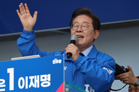 演説する韓国革新系最大野党「共に民主党」候補の李在明前代表＝１３日、南東部・慶尚北道亀尾（ＥＰＡ時事）