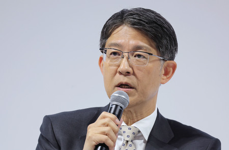 決算会見で、記者の質問に答えるトヨタ自動車の佐藤恒治社長=8日、東京都中央区