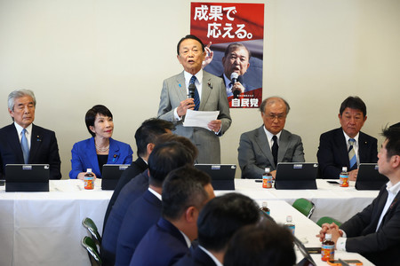 自民党の「自由で開かれたインド太平洋戦略本部」の会合で発言する本部長の麻生太郎元首相(中央)。左から2人目が高市早苗前経済安全保障担当相=14日午後、東京・永田町の同党本部