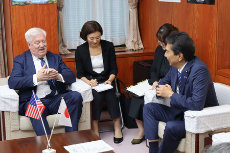 グラス駐日米大使(左)の表敬を受ける江藤拓農林水産相=14日午後、東京都千代田区