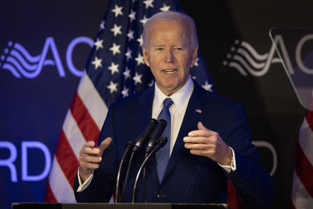 演説するバイデン前米大統領=4月15日、シカゴ(AFP時事)