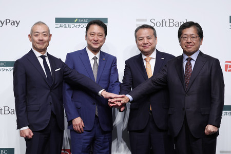 記者会見で写真に納まる(左から)PayPayの中山一郎社長、ソフトバンクの宮川潤一社長、三井住友フィナンシャルグループの中島達社長、三井住友カードの大西幸彦社長=15日午後、東京都千代田区