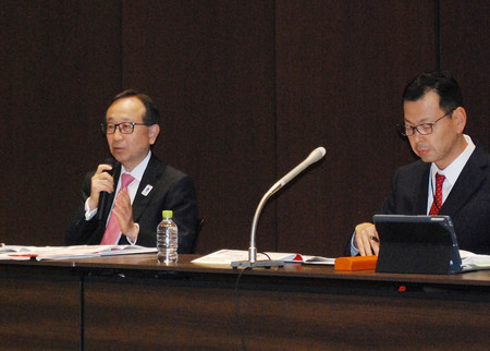 記者会見する三菱UFJフィナンシャル・グループの亀沢宏規社長(左)=15日、東京都千代田区