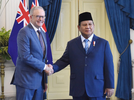 会談前に握手するオーストラリアのアルバニージー首相(左)とインドネシアのプラボウォ大統領=15日、ジャカルタ