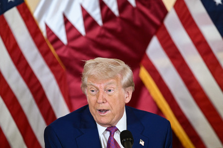 15日、ドーハで企業経営者らとの会合に出席するトランプ米大統領(AFP時事)