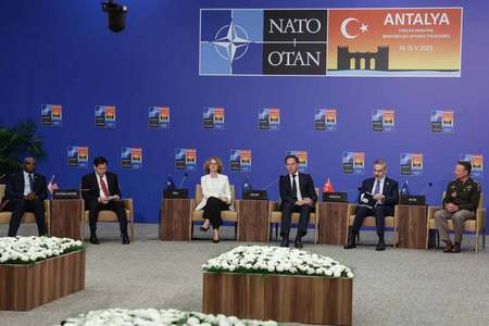 15日、トルコ南部アンタルヤで非公式外相会合に出席するNATOのルッテ事務総長(右から3人目)ら(EPA時事)