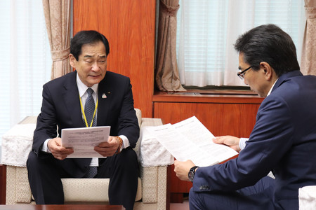 江藤拓農林水産相(右)に、日米関税交渉に関する要請などを行う全国農業協同組合中央会(JA全中)の山野徹会長=16日午前、東京都千代田区