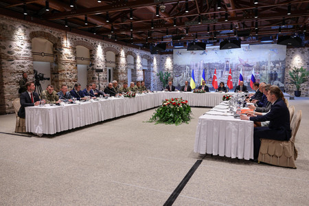 16日、イスタンブールで直接協議に臨むロシア代表団(右)とウクライナ代表団(左)(トルコ外務省提供)(EPA時事)
