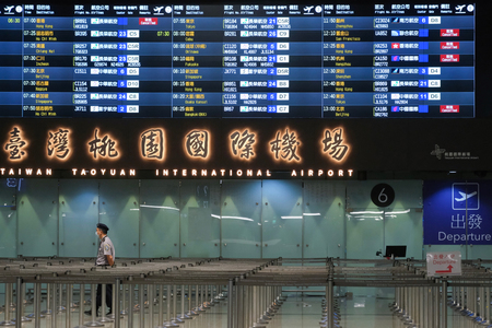 台湾・桃園国際空港のインフォメーションボード=2024年10月、桃園市(AFP時事)