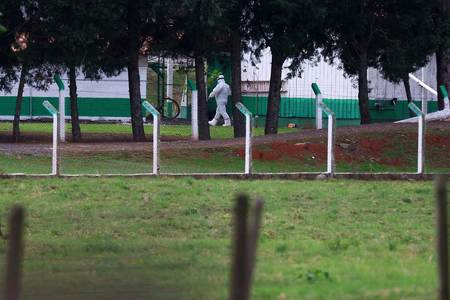 17日、ブラジル南部リオグランデドスル州モンテネグロにある養鶏場で活動する防護服を着た作業員(AFP時事)