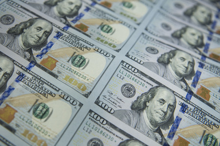 100ドル米紙幣=2013年10月、テキサス州フォートワース(AFP時事)