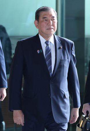 首相官邸に入る石破茂首相=16日、東京・永田町