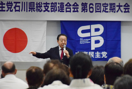講演する立憲民主党の野田佳彦代表=17日午後、金沢市