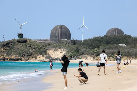 台湾南部・屏東県の海沿いにある第3原発=4月29日(AFP時事)