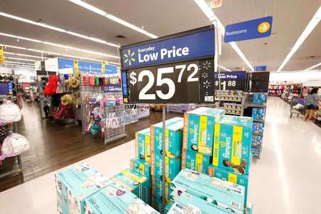 アメリカのディスカウント店ウォルマートの店内=5月16日、米カリフォルニア(EPA時事)