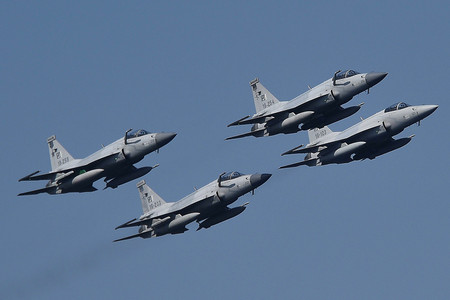 パキスタン軍のJF17戦闘機=2月10日、パキスタン南部カラチ(EPA時事)