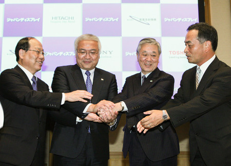 新会社「ジャパンディスプレイ」の設立を発表した(左から)産業革新機構の能見公一社長、東芝の佐々木則夫社長、日立製作所の中西宏明社長、ソニーの吉岡浩副社長(肩書きは当時)=2011年8月、東京都内
