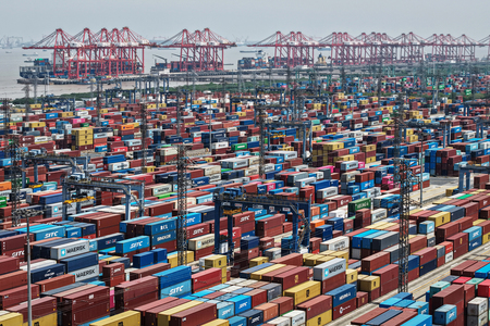 中国・上海の港に積み上がった貨物コンテナ=4月20日(AFP時事)