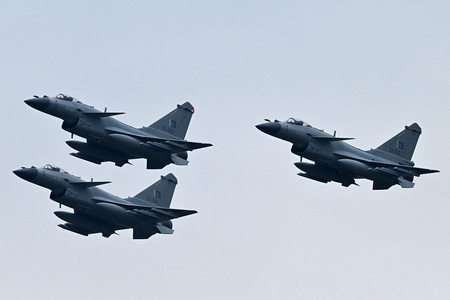 パキスタン軍の中国製戦闘機「殲10C(J10C)」=2024年3月、イスラマバード(AFP時事)