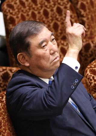 参院予算委員会で挙手する石破茂首相=19日午前、国会内