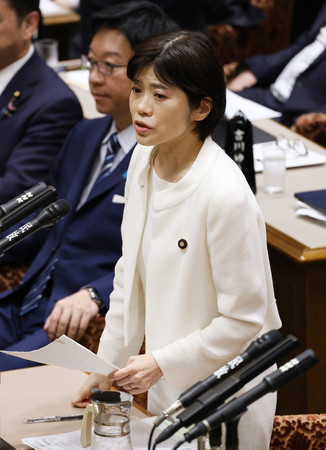 参院予算委員会で質問する立憲民主党の打越さく良氏=19日、国会内