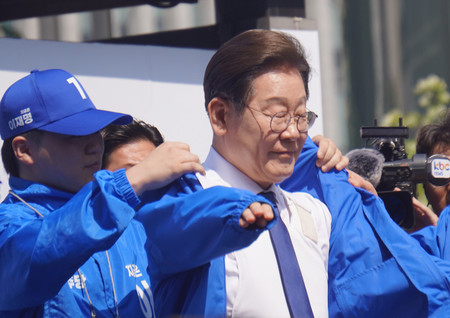韓国大統領選で、防弾チョッキを着用して選挙運動に臨む革新系最大野党「共に民主党」の李在明前代表(右)=12日、ソウル