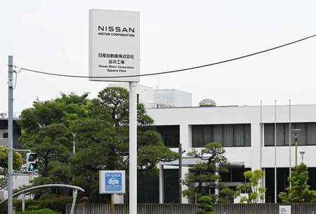 日産自動車追浜工場の正門に設置された看板=18日、神奈川県横須賀市