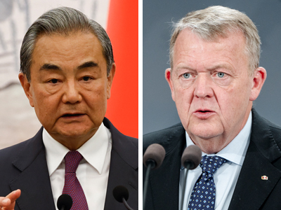 中国の王毅共産党政治局員兼外相（写真左）とデンマークのラスムセン外相（いずれもＥＰＡ時事）