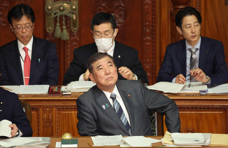 衆院本会議で審議入りした年金制度改革関連法案について、野党議員の質問を聞く石破茂首相(中央手前)=20日午後、国会内