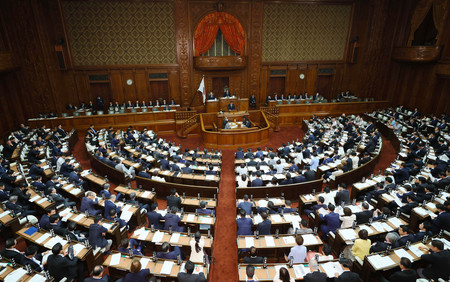 年金制度改革関連法案が審議入りした衆院本会議=20日午後、国会内