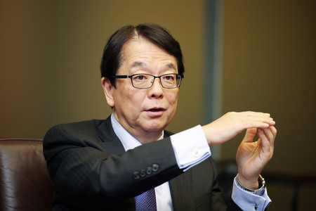 インタビューに答える日本製鉄の森高弘副会長=19日、東京都千代田区