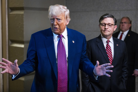トランプ米大統領(左)とジョンソン下院議長=20日、ワシントン(EPA時事)