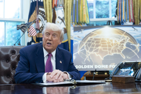 20日、ホワイトハウスで、新たなミサイル防衛構想「ゴールデンドーム」について発表するトランプ米大統領(EPA時事)