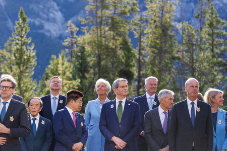 写真に納まる先進7カ国(G7)財務相・中央銀行総裁会議の参加者=21日、カナダ西部・バンフ(AFP時事)