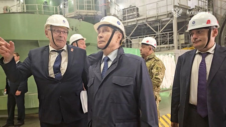 ロシア西部クルスク州で建設中の原発を視察するプーチン大統領(中央)=21日に大統領府が公表(ロイター時事)