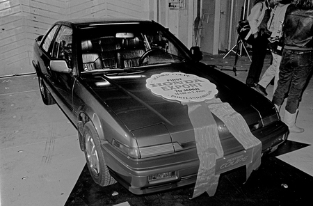 米国から逆輸入された左ハンドルのホンダの乗用車「アコード」=1988年4月、千葉県習志野市