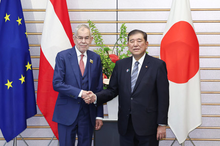 会談を前に握手する石破茂首相(右)とオーストリアのファンデアベレン大統領=21日午後、首相官邸