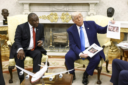 21日、ホワイトハウスで会談する南アフリカのラマポーザ大統領(左)とトランプ米大統領(EPA時事)