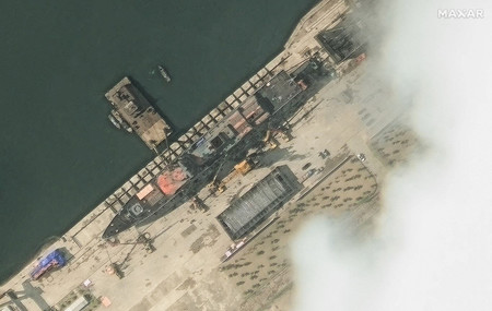進水式前に北朝鮮の駆逐艦をとらえた衛星写真＝１８日、北東部・清津（ロイター時事）