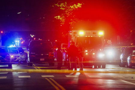 22日、米ワシントンの「首都ユダヤ博物館」付近の銃撃現場に展開する警察官ら(EPA時事)
