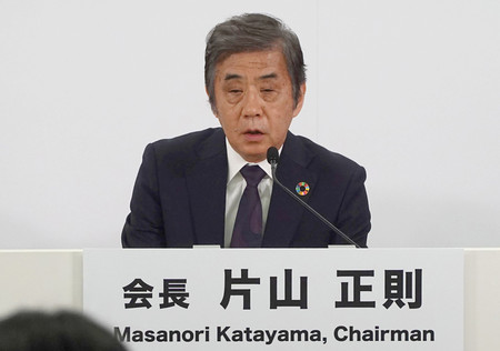 記者会見する日本自動車工業会の片山正則会長=22日、東京都港区