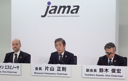 記者会見する日本自動車工業会の片山正則会長(中央、いすゞ自動車会長)。左はイバン・エスピノーサ副会長(日産自動車社長)=22日、東京都港区