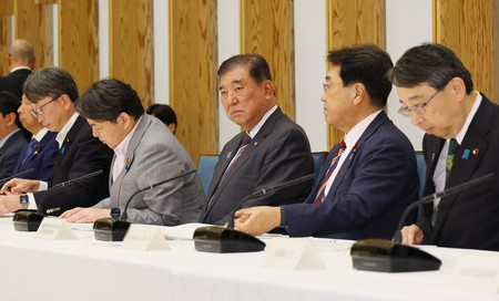 月例経済報告等に関する関係閣僚会議に臨む石破茂首相(中央)ら=22日午後、首相官邸