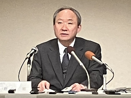 記者会見する日銀の野口旭審議委員=22日午後、宮崎市