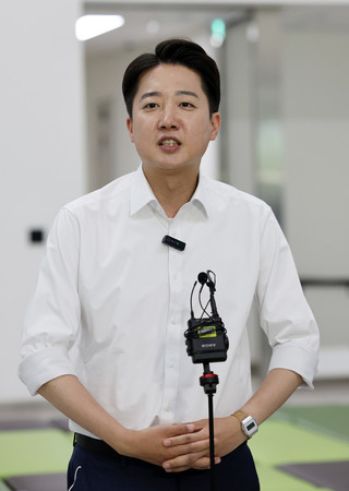 韓国大統領選に立候補している保守系野党「改革新党」の李俊錫議員=20日、光州市(EPA時事)