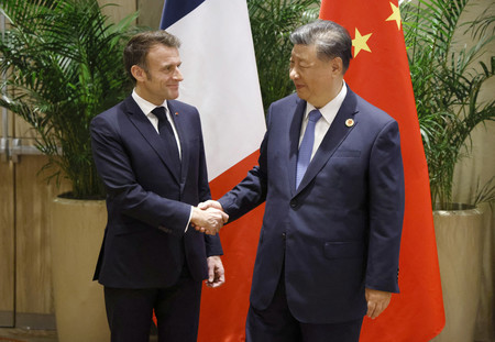 中国の習近平国家主席(右)とフランスのマクロン大統領=2024年11月、ブラジル・リオデジャネイロ(AFP時事)
